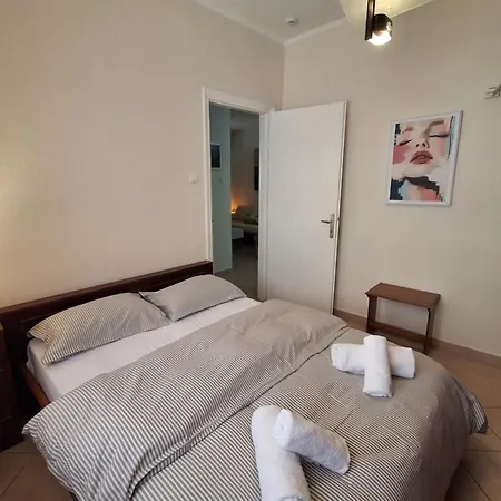 Central Beach Apartment شقة *